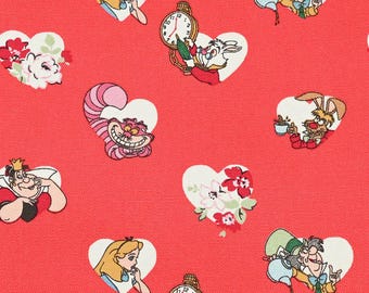 Può includere: Tessuto rosso con un motivo ripetuto di cuori bianchi. Ogni cuore contiene un personaggio di Alice nel Paese delle Meraviglie, tra cui Alice, lo Stregatto, il Bianconiglio e il Cappellaio Matto. Alcuni cuori presentano disegni floreali.