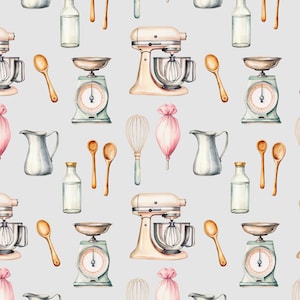 Op de afbeelding: Een herhalend patroon met aquarelillustraties van keukenapparatuur op een lichtgrijze achtergrond. Het ontwerp bevat crèmekleurige keukenmixers, lichtgroene keukenweegschalen, houten lepels, glazen flessen, witte kannen en gardes.