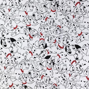 Könnte beinhalten: Ein weißer Stoff mit einem sich wiederholenden Muster aus schwarz-weißen Dalmatinern. Die Hunde sind in verschiedenen Posen, einige rennen, einige sitzen und einige stehen. Der Stoff ist perfekt zum Quilten, Nähen oder Basteln.