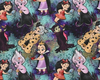 Op de afbeelding: Een naadloos patroon met cartoonillustraties van Disney-schurken, waaronder Maleficent, Ursula en de Evil Queen, op een paarse en turquoise aquarel achtergrond.