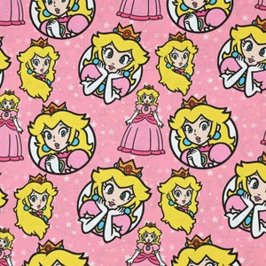 Könnte beinhalten: Ein rosa Hintergrund mit einem sich wiederholenden Muster von Prinzessin Peach aus der Super Mario Bros. Videospielserie. Prinzessin Peach trägt ein rosa Kleid und eine Krone. Sie ist von weißen Sternen umgeben.