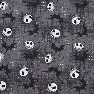 Peut inclure: Un tissu gris avec un motif répété de chauves-souris noires et de visages blancs de Jack Skellington. L'arrière-plan a un motif moucheté gris et blanc subtil.