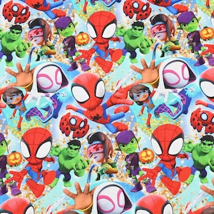 Könnte beinhalten: Ein sich wiederholendes Muster mit Cartoon-Versionen von Spider-Man, Hulk und anderen Charakteren auf hellblauem Hintergrund mit Goldflocken. Die Charaktere sind in verschiedenen Actionposen mit leuchtenden Farben dargestellt.