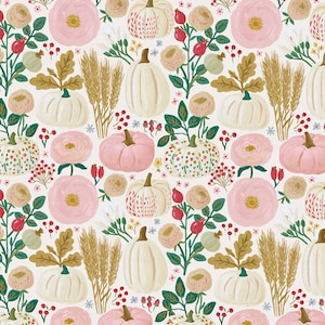 Könnte beinhalten: Ein sich wiederholendes Muster auf weißem Hintergrund mit Illustrationen von Kürbissen in Weiß-, Rosa- und Cremetönen, durchsetzt mit Weizenähren, rosa Blumen, grünen Blättern und kleinen roten Beeren im gesamten Design.