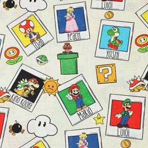 Könnte beinhalten: Ein weißer Hintergrund mit einer Vielzahl von bunten Bildern von Charakteren aus der Super Mario Bros. Videospielserie. Die Bilder sind im Stil von Sofortbildern, mit einem weißen Rand und einem schwarzen Rahmen. Die Charaktere sind Mario, Luigi, Peach, Toad, Yoshi und King Koopa. Der Text "Toad", "Peach", "Yoshi", "King Koopa", "Mario" und "Luigi" ist auf den Bildern sichtbar.