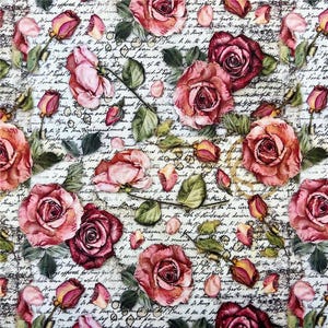 Puede incluir: Un diseño floral con rosas de acuarela en tonos rosa, rojo y melocotón, intercaladas con hojas y pétalos verdes. El fondo presenta una escritura vintage en negro, creando una estética romántica y antigua.
