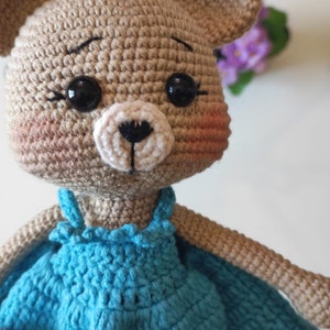Bambole amigurumi all&#39;uncinetto.Orsetto lavorato a mano. Giocattoli Amigurumi.Giocattoli fatti a mano