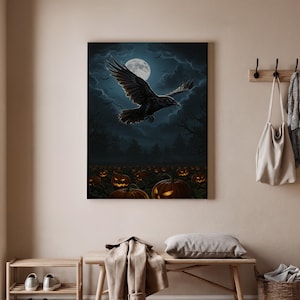 Può includere: Un'opera d'arte incorniciata a tema Halloween con un corvo nero in volo contro un cielo tempestoso illuminato dalla luna. Sotto, un campo di zucche intagliate brilla di luce arancione. L'opera evoca un'atmosfera spettrale e autunnale.