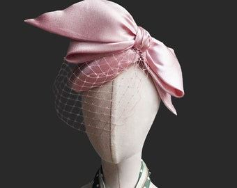 Handgemaakte roze tovenaarhoed met grote strik| Bruiloft hoed| Ascot Hoed| Kentucky Derby Hoed| Veren Fascinator| Bruiloft gast hoed| Zwarte hoed