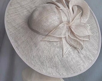 Sombrero fascinador grande gris premium hecho a mano / sombrero de boda / sombrero de ascot / sombrero derby de Kentucky / tocado de plumas / sombrero de invitado de boda / té alto