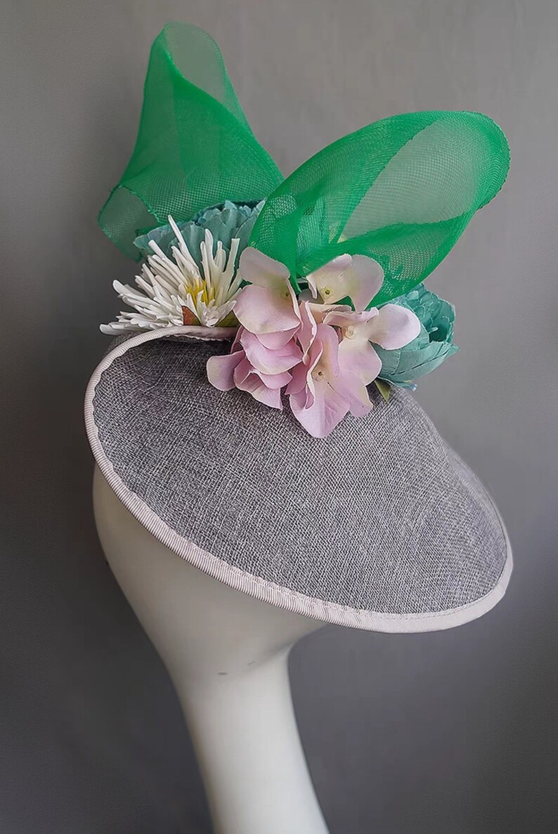 Bibis gris haut de gamme fait main avec fleurs et noeud vert Chapeau de mariage Derby Ascot Kentucky Bibi à noeuds Chapeau d'invité de mariage image 3