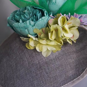 Bibis gris haut de gamme fait main avec fleurs et noeud vert Chapeau de mariage Derby Ascot Kentucky Bibi à noeuds Chapeau d'invité de mariage image 2