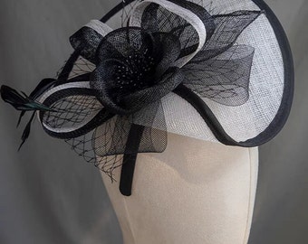 Sombrero fascinador blanco y negro premium hecho a mano con rosas / sombrero de boda / sombrero de ascot / sombrero derby de Kentucky / sombrero de invitado de boda / sombrero negro / té alto