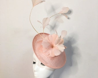 Elegante tocado hecho a mano con plumas largas/ Kentucky Derby Royal Ascot Racing /Sombrero de invitado/Madre de la novia/ Sombrero negro blanco rosa