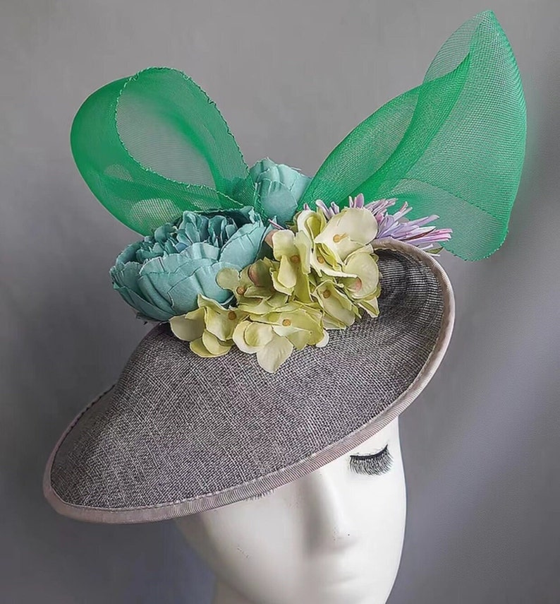 Bibis gris haut de gamme fait main avec fleurs et noeud vert Chapeau de mariage Derby Ascot Kentucky Bibi à noeuds Chapeau d'invité de mariage image 1