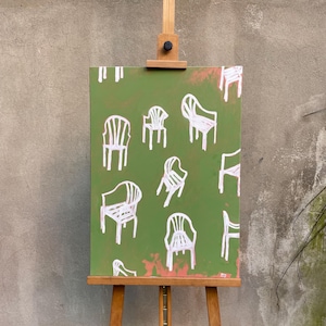 Può includere: Un dipinto su un cavalletto che rappresenta uno sfondo verde con sedie bianche. Le sedie sono disegnate in uno stile semplice e astratto.