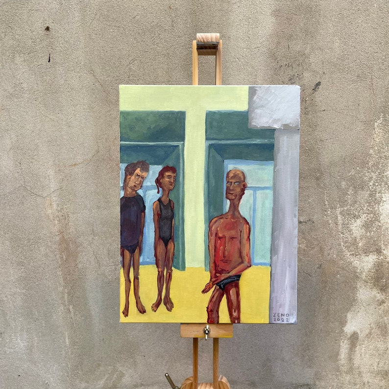 Puede incluir: Una pintura sobre lienzo que representa a tres figuras de pie en una habitaci&oacute;n. Las figuras est&aacute;n pintadas de forma estilizada con gruesos contornos negros. La figura de la izquierda lleva una camisa y pantalones oscuros. La figura del medio lleva un vestido azul claro. La figura de la derecha est&aacute; en camiseta y lleva pantalones cortos oscuros. La pintura est&aacute; firmada "ZENO 2022" en la esquina inferior derecha.
