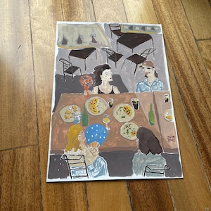 Può includere: Un'illustrazione dipinta a mano di un gruppo di persone sedute a un tavolo in un ristorante. Il tavolo è apparecchiato con piatti di cibo, bicchieri di vino e un ventaglio blu. L'illustrazione è firmata "Zemo 2022".