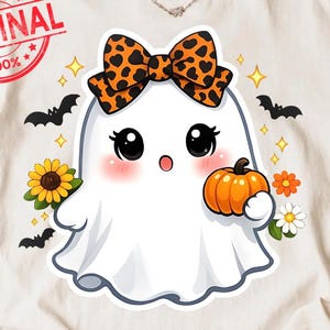Può includere: Una t-shirt color crema con la grafica di un fantasma bianco con un fiocco leopardato, che tiene in mano una piccola zucca arancione. Il design include girasoli gialli, margherite bianche, fiori arancioni e pipistrelli neri.