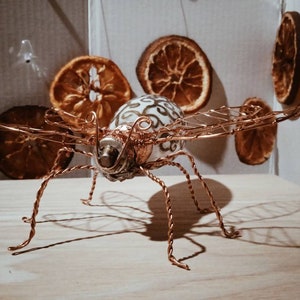 Escultura de insecto con bombilla Steampunk: arte de insectos de cobre, decoración industrial, edición limitada, regalo hecho a mano