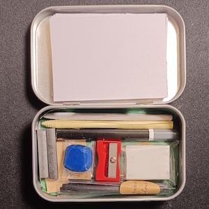 Minikit de dibujo portátil en caja de hojalata de carboncillo y grafito: set de arte de viaje, suministros para bocetos, kit de arte compacto