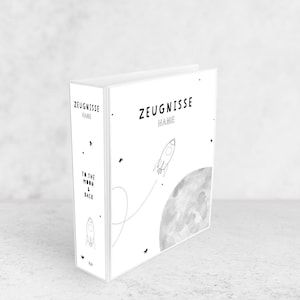 Könnte beinhalten: Weißer Ordner mit einem Raketen- und Monddesign. Der Text "Zeugnisse Name" ist auf der Vorderseite gedruckt. Der Text "To the Moon & Back" ist auf dem Rücken gedruckt.