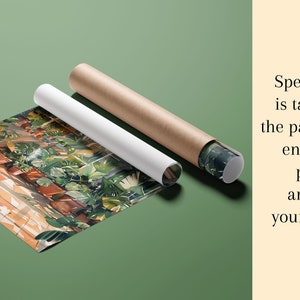 Puede incluir: Una impresi&oacute;n en acuarela de una pared de ladrillos y exuberantes plantas verdes, parcialmente enrollada y empaquetada en un tubo blanco y marr&oacute;n. La impresi&oacute;n est&aacute; sobre una superficie verde. El texto a la derecha dice: "Se tiene especial cuidado con el embalaje para asegurar la llegada perfecta de su producto."