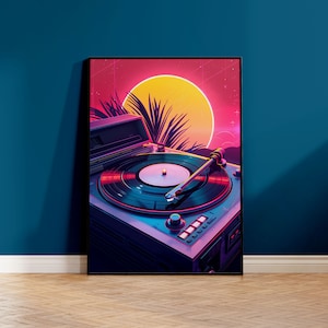 Puede incluir: Un tocadiscos de estilo retro con un disco de vinilo negro girando en un plato. El reproductor está situado sobre un fondo rosa y morado con un sol amarillo y hojas de palmera.