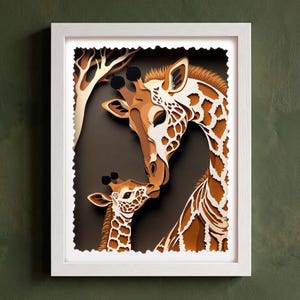 Puede incluir: Una obra de arte en papel enmarcada que presenta una jirafa madre y su cría. Las jirafas están representadas en tonos marrones y blancos, con intrincados detalles recortados. La obra de arte está sobre un fondo oscuro y enmarcada en un marco blanco texturizado.