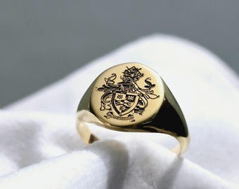 Bague écusson familial personnalisé. Chevalière avec armoiries. Bijoux héraldiques personnalisés. Anneau de nom de famille gravé du blason de la famille. Bague pour homme. Cadeau écusson