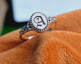 Individuell gestalteter Ring mit altenglischem Alphabet | Siegelring aus Sterlingsilber | Personalisiertes Geschenk für Mama | Schmuck im Vintage-Gothic-Stil | Weihnachtsgeschenk