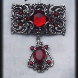 Brosche Elbendesign99 Anstecknadel mit dunkelroten Strasssteinen viktorianischer Schmuck Steampunk Gothic Fibel Pin Einzelanfertigung