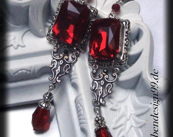 Viktorianischer Ohrschmuck mit dunkelroten eckigen Glassteinen lange Ohrhänger Königin Steampunk Gothic Burlesque Hochzeitsschmuck