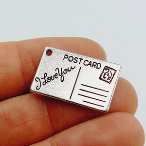 2 dijes de postal en tono plateado - (Carta de doble cara buzón de correo te amo joyería) - C54A