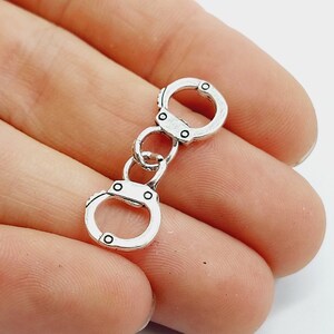 6 ciondoli per manette in tono argento (regalo per polsini gotici bondage della polizia) - G24B