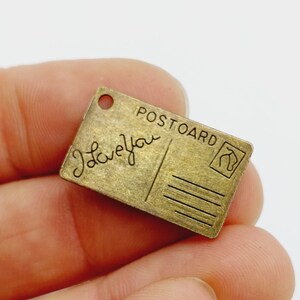 2 dijes de postal en tono bronce antiguo - (Carta de doble cara buzón de correo te amo la fabricación de joyas) - C54A