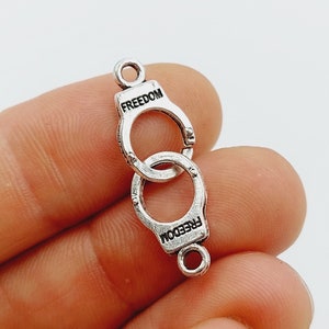 10 ciondoli per manette in tono argento (regalo per polsini gotici bondage della polizia) - G23A