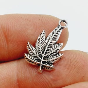 5 Marihuana Weed Leaf Charms in Silver tone (Cannabis highlife 420 stoner roken geschenk sieraden maken) - D58B