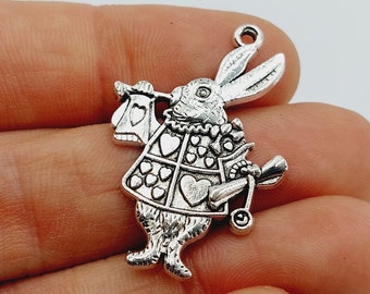 2 ciondoli coniglio bianco in tono argento (Fantasy tromba coniglio carte da gioco coniglietto alice nel ciondolo paese delle meraviglie) - D25A