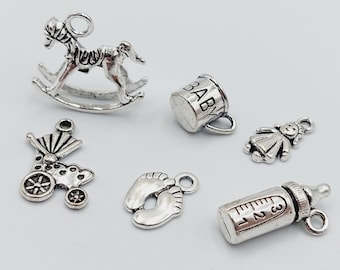 Baby Charms Collection Set - 6 pièces (cheval à bascule argenté, biberon, pieds de bébé, poupée, etc.) - C20A