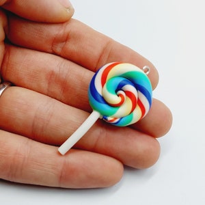 2 Lollipop Sweet Candy Charms (Lolly Bonbons Anhänger bunte Verzierung Miniatur in Polymer Clay) - D50