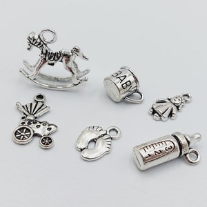 Baby Charms Collection Set - 6 Stück (silberfarbenes Schaukelpferd, Flasche, Babyfüße, Puppe, etc..) - C20A