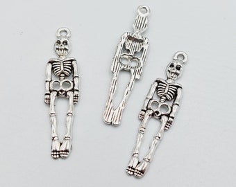 50 charmes squelettes en ton argenté BULK - (Halloween Bones skull boneman reaper gothique pendentif charme sinistre) - KAO1