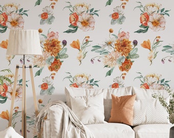 Pode incluir: Papel de parede com um padrão repetitivo de ramos de flores em estilo aguarela em tons de laranja, pêssego e verde suave sobre um fundo branco. O design inclui várias flores, botões e folhagem dispostos em grupos pela parede.