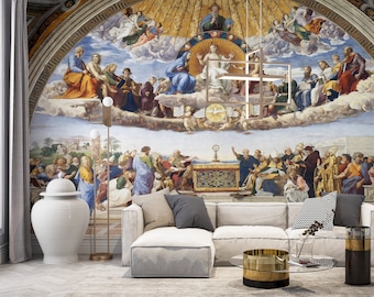 Può includere: Un murale che raffigura la Disputa del Sacramento, con un grande gruppo di figure in un'ambientazione celeste e terrena. La scena include un divano bianco, un tavolino da caffè in oro e vetro e un vaso bianco con coperchio.