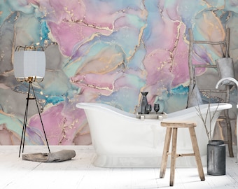 Peut inclure: Une baignoire blanche sur pieds est placée devant un mur orné d'une fresque aux motifs tourbillonnants roses, bleus et gris, rehaussés de veines dorées. Un tabouret en bois, un lampadaire et une échelle en bois sont disposés près de la baignoire.
