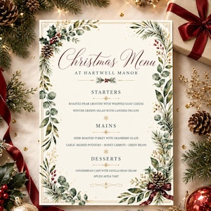Peut inclure: Une carte de menu de Noël crème pour Hartwell Manor avec une bordure décorative de branches de pin, de baies de houx et de pommes de pin à l'aquarelle. Le texte liste les entrées, plats et desserts en polices rouge foncé et noire.