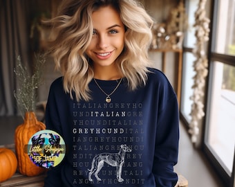 Könnte beinhalten: Ein marineblaues Sweatshirt mit einem weißen Grafikdesign eines Italienischen Windhundes. Das Design besteht aus den Wörtern "ITALIAN GREYHO", "UNDITALIANGRE", "YHCUNDITALIAN", "GREYHOUNDITAL", "IANGREYHOUNDI", "TALIANGRE HOU", "NDITREY", "HOULANG", "REYOUNI TALI", "ANGREYHONDIT" und "ALIANGREYHOUN".