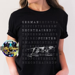 Pode incluir: Camiseta preta com um gráfico branco de um cão Braco Alemão de Pelo Curto. O gráfico é composto pelas palavras "Braco Alemão de Pelo Curto" repetidas em uma grade.