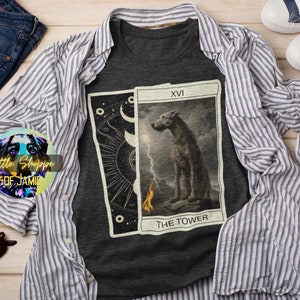Camiseta de Halloween del tarot del perro lobo irlandés, Regalo para amantes de los perros, Regalos de brujas, Regalos para lectores de tarot, Carta del tarot de la torre, Camisa wiccan, Regalo de adivinación, psíquico